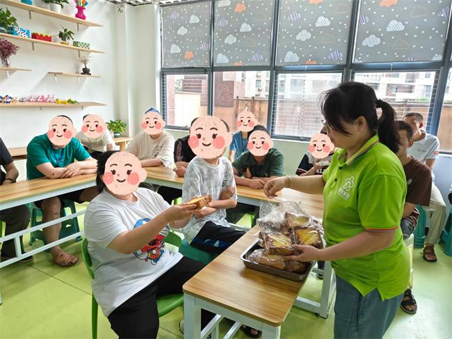 图为服务对象领取爱心面包
